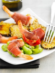 Crevettes habillées de Serrano Consorcio, aubergines et févettes
Photo : © Jambon Serrano Consorcio