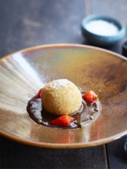 Cromesquis de Queue de Boeuf relevé aux câpres et piment doux
Photo : © CNIPT / Bernard Radvaner