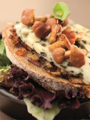 Croque pissaladière aux girolles et à la Fourme d'Ambert
Photo : © Ludovic Combe