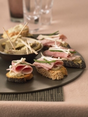 Crostini sésame-pavot, Jambon Cuit, artichaut et enoki
Photo : © Yves Bagros - CICT