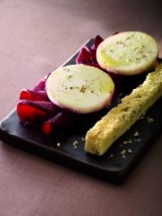 Crottin de Chavignol sur sa rosace de betterave et son shortbread au carvi
Photo : © CIFC