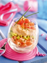 Cru-cuit de Saumon, Avocat aux tomates cerises et ciboulette
Photo : © Studio Guy Renaux