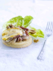 Crumpets façon tartiflette, reblochon et lait végétal
Photo : © Philippe Vaures Santamaria / Stylisme : Laurence Du Tilly