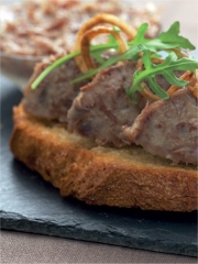 Cuisse de canette en rillettes, oignons rissolés et riquette
Photo : © Ilan Waiche / CICAR
