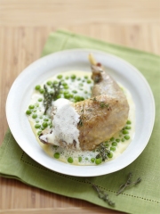 Cuisse de pintade et petits pois au jus de thym mousseux
Photo : © Pierre Louis Viel - Styliste : Valéry Drouet