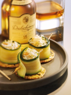 Toast avec la chair de pince de crabe accompagné de
courgette, pamplemousse, persil plat sur cracker