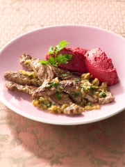 Emincés de rumsteck, beurre d'herbes et purée de betterave
Photo : © Edouard Sicot / INTERBEV
