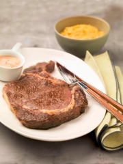 Entrecôte snackée au foie gras et sa purée de potimarron
Photo : © Charal