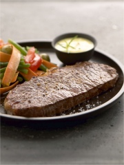 Faux-filet de boeuf avec sa salade d'été
Photo : © Pierre-Louis Viel - Stylisme : Valéry Drouet