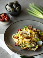 Fettuccine aux palourdes, tomates séchées et petits oignon verts
Photo : © Giovanni Rana