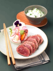 Filet de boeuf chateaubriand façon tataki, bouquet de légumes, cervelle de canut au citron vert et wasabi
Photo : © Charal