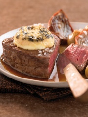 Filet de charolais au Mâconnais fondant, échalotes rôties et grenailles à la fleur de sel
Photo : © Pierre-Louis Viel pour le CIFC