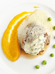 Filet mignon de veau au lard fumé et à la Fourme d'Ambert et son émulsion de petits pois
Photo : © Ludovic Combe