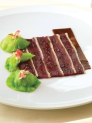 Filets de canard marinés selon Apicius, feuilles de chou coeur de boeuf et pomme Granny en salade