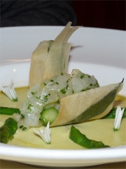 Flan d'asperges, fleur d'ail et tartare de féra du lac aux asperges
Photo : DR