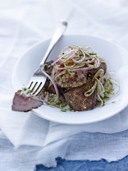 Foie d'agneau poêlé aux épices, salade d'oignon rouge
Photo : © INTERBEV / Produits Tripiers / Jean-Claude Amiel