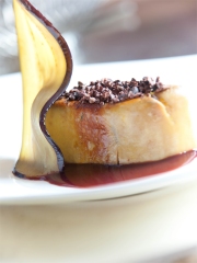 Foie gras de canard saisi, grué de cacao, tranche rôti d'aubergine, jus de cassis
Photo : © DR