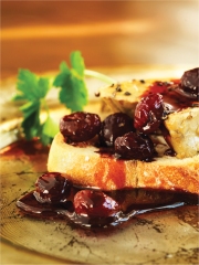 Foie gras poêlé à la compote de framboises noires sur des toasts de pain d'épices
Photo : © Chambord
