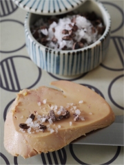 Foie gras au micro-ondes et fleur de sel d'Algarve au grué de cacao
Photo : © Emmanuel Auger