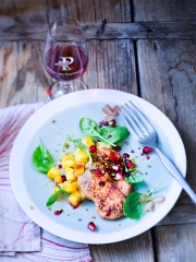 Foie gras poêlé, pommes au safran, pistache et coulis de grenade au Pineau des Charentes
Photo : © Amélie Roche / Stylisme : Bérengère Abraham