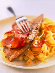 Petites tranches de foie de veau
poêlées au bacon et pâtes fraîches
Photo : © Confédération Nationale de la Triperie Française (CNTF)