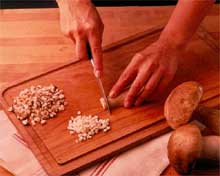 Pintade truffée de beurre cru aux cèpes et persil en cocotte
Photo : © Yves Bagros / SOPEXA