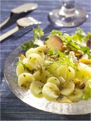 Fraîcheur de primeurs de l'île de Ré en fin mesclun à l'huile de noisette
Photo : © François Bertram / Styliste : Claire Blancherie / Canetti Conseil