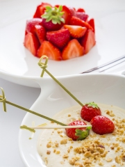 Fraises Mara des Bois au naturel, Crème au Thé Vert et Eclats de Noisette
Photo : © AOPn Fraise de France
