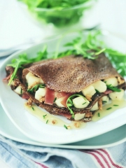 Galette de sarrasin au Pélardon, noix et jambon
Photo : © Nicolas Louis / ANICAP