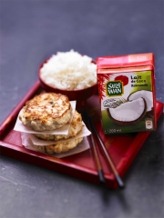 Galettes de poulet à la citronnelle
Photo : © Bernard Radvaner, stylisme Mokoto Okuno