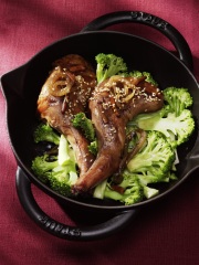 Gigolette de lapin laqué aux brocolis et oignons au sésame
Photo : © Bernard Winkelmann