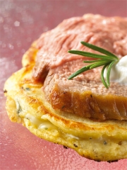 Gigot d'agneau, blinis au Roquefort et crème d'ail
Photo : DR
