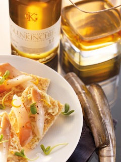 Un toast de pain de mie aux céréales, du beurre à la vanille
et aux zestes d'orange, un morceau de couteau et de la fleur de sel