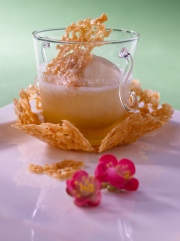 Granité de pêches blanches de nos Régions, tuiles et infusion de citronelle