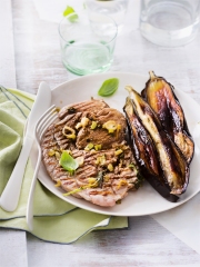 Grillades de veau marinées au poivre vert et au basilic
Photo : © Amélie Roche