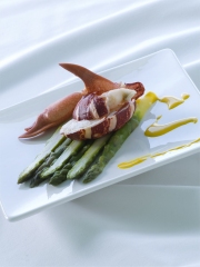 Demi-Homard aux asperges vertes
Photo : © Christophe Madamour - Thermes Marins Saint-Malo