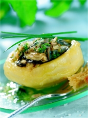 Huîtres tièdes sur fond d'artichauts de Bretagne, vinaigrette aux herbes
Photo : © Philippe Asset / CNC