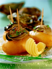 Huîtres en cocktail sur pommes de terre de Noirmoutier, ciboulette et beurre salé de Guérande
Photo : © Philippe Asset / CNC
