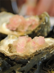 Huître sur lit de mousse crémeuse d'échalote traditionnelle et granité d'échalote traditionnelle
Photo : © Echalote Traditionnelle