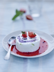 Ile flottante à la Fraise de France, citron vert et crème légère à la violette, coulis de fraise de France et vanille de Bourbon
Photo : © J-C Amiel / M. Leteuré