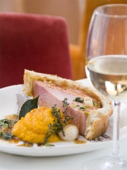 Jambon blanc frotté d'épices tandoori et braisé en croûte de pain, mousseline de carottes aux agrumes, jus en infusion de coriandre fraîche
Photo : © CICT infocharcuteries.fr