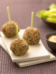 Kefta agneau aux herbes thaï, condiment Savora pimenté
Photo : © Pierre-Louis Viel / Stylisme : Valéry Drouet