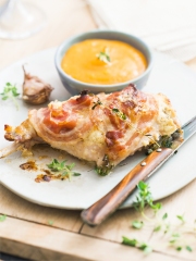 Lapin à la pancetta et farci au Saint-Marcellin, purée de potimarron
Photo : © Charly Deslandes / Stylisme : Anne-Sophie Lhomme