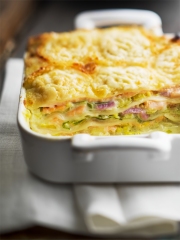 Lasagnes au saumon, poireaux, fromage de chèvre et allumettes
Photo : © Herta
