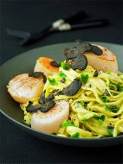 Linguine aux noix de Saint Jacques et truffe noire