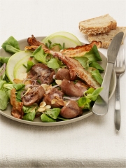 Salade de mâche au rognon de bœuf, lard grillé et lamelles de pomme
Photo : © Produits Tripiers