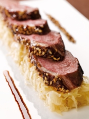 Magret de canard laqué sur lit de choucroute