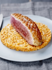 Magret de canard fermier des Landes fumé au foin, lentilles corail comme un risotto
Photo : © J.C Amiel / N. Arnoult / Qualité Landes