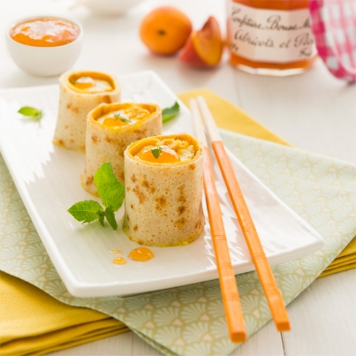 Makis de crêpes à la Confiture Abricots-Pêches
Photo : © M. Langrand & C. Sommelet / Bonne Maman