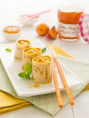 Makis de crêpes à la Confiture Abricots-Pêches
Photo : © M. Langrand & C. Sommelet / Bonne Maman